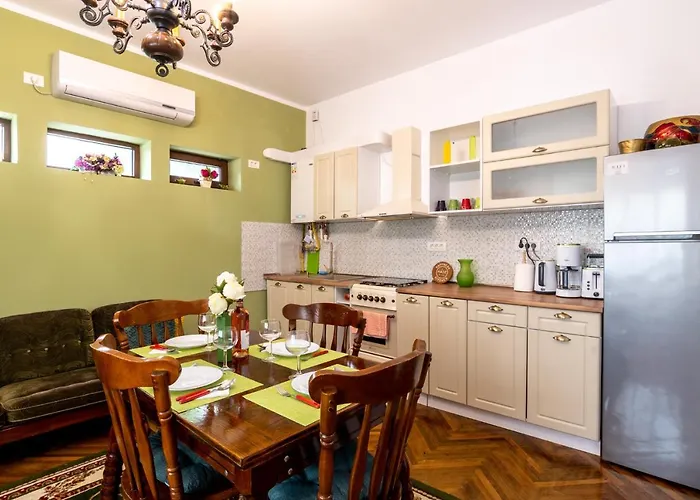 Solis M - Cosy Old Town Home With Ac Near The Beach And Harbour Private Entrance Nyaraló